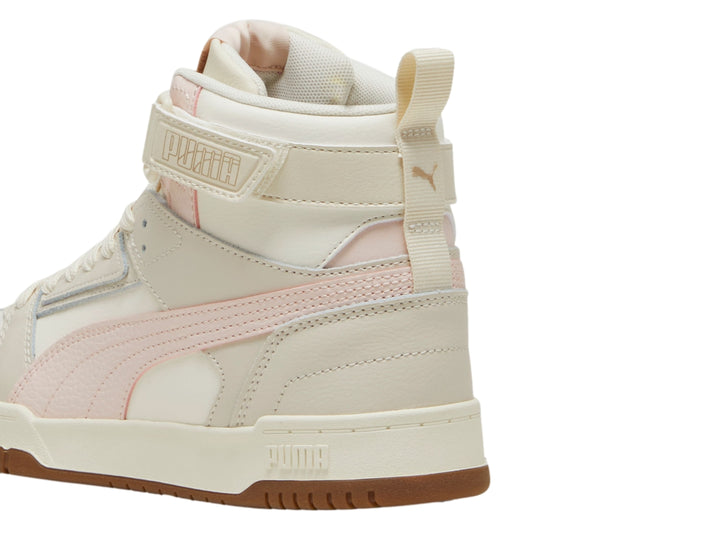 Tenis PUMA de cuello alto en color blanco hueso con detalles en rosa pastel y suela café.