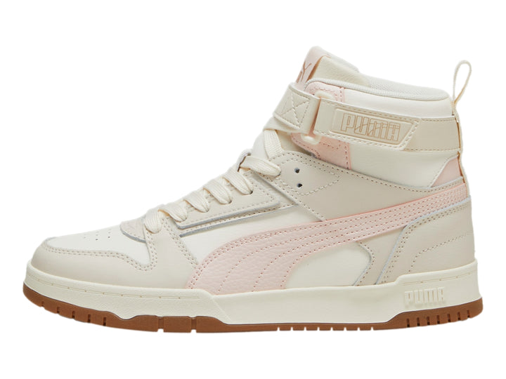Tenis PUMA de cuello alto en color blanco hueso con detalles en rosa pastel y suela café.