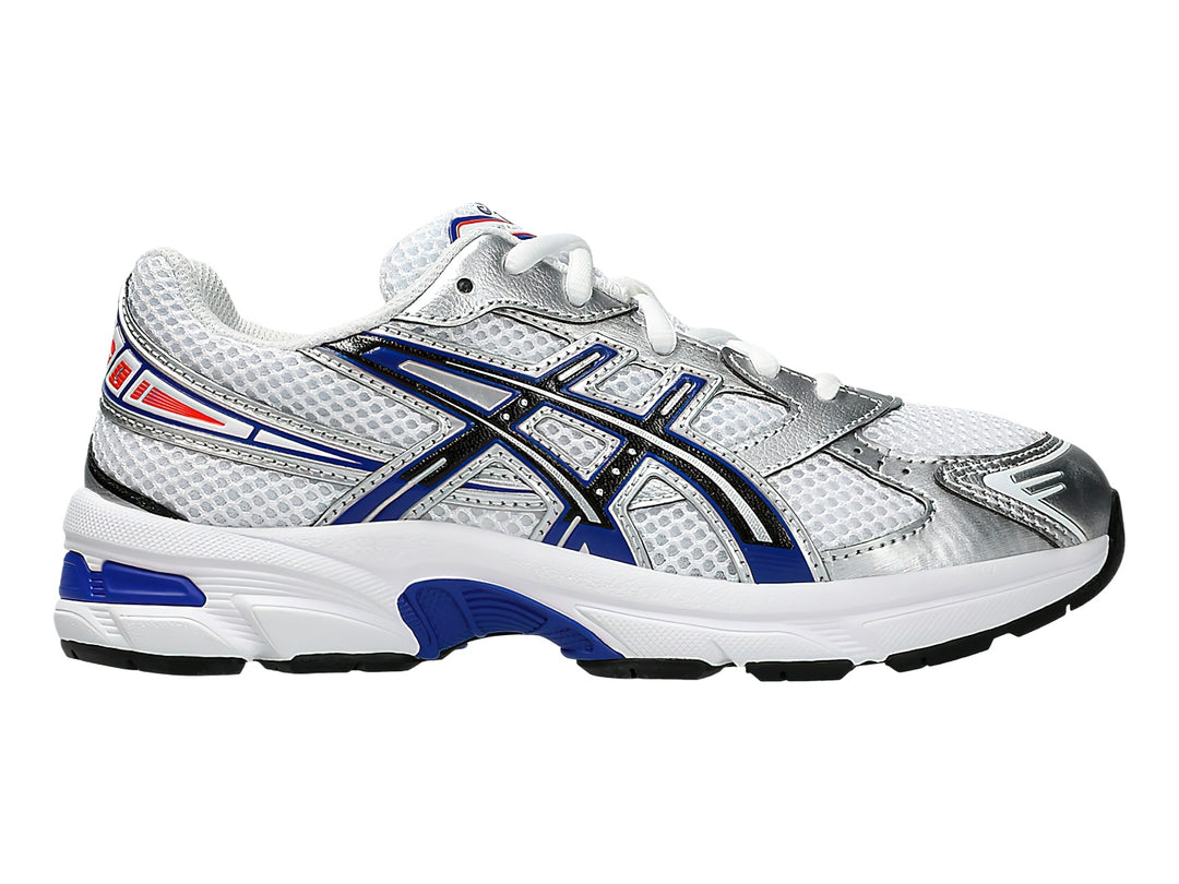 Tenis deportivos ASICS para niños en color blanco con detalles en azul y plata.