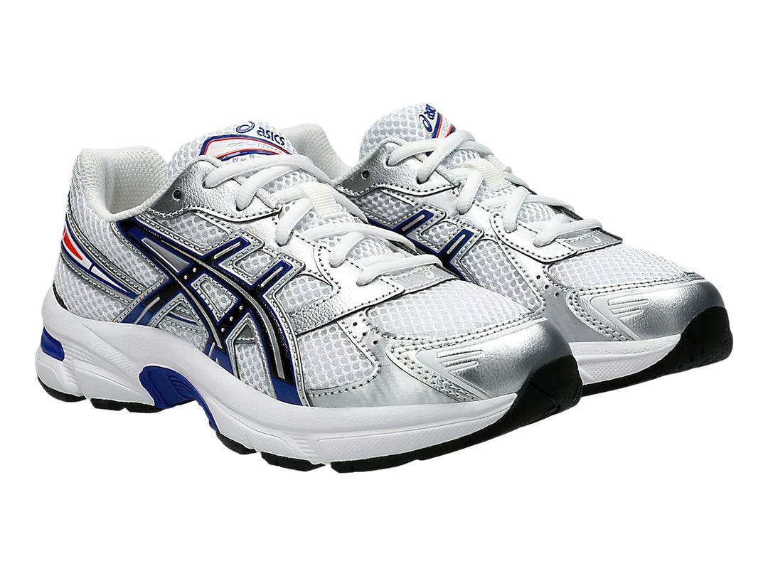 Tenis deportivos ASICS para niños en color blanco con detalles en azul y plata.