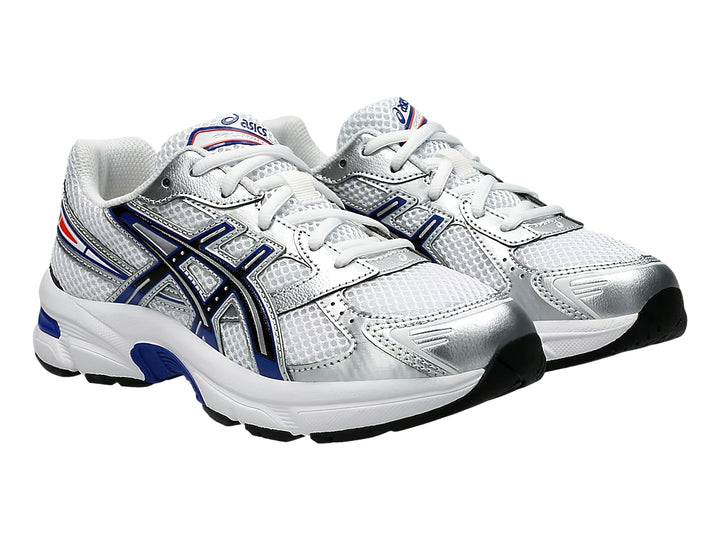 Tenis deportivos ASICS para niños en color blanco con detalles en azul y plata.