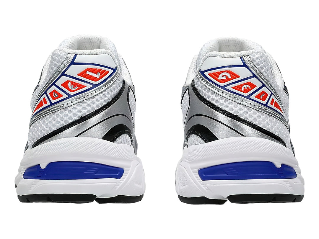 Tenis deportivos ASICS para niños en color blanco con detalles en azul y plata.
