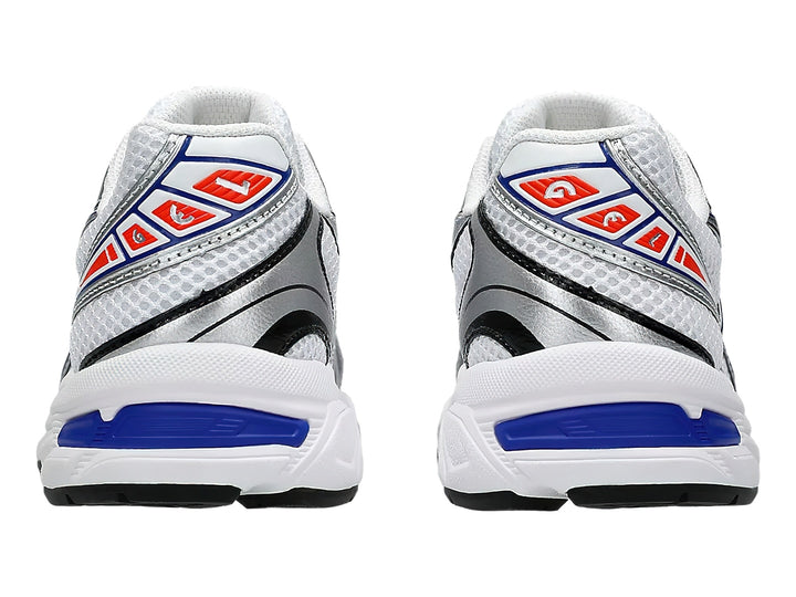 Tenis deportivos ASICS para niños en color blanco con detalles en azul y plata.