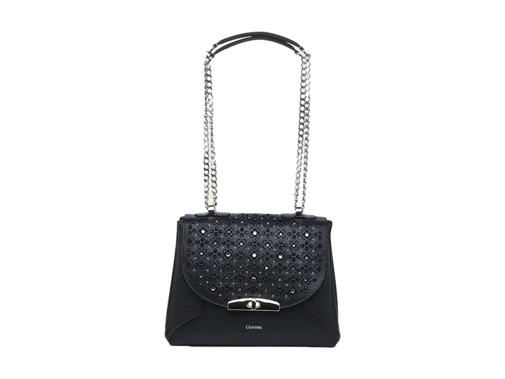 Bolso de cuero negro con correa de cadena plateada y detalles perforados en la solapa.