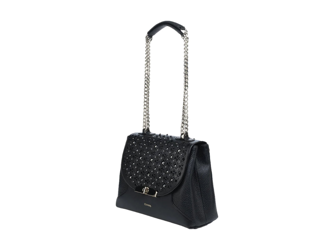 Bolso de cuero negro con correa de cadena plateada y detalles perforados en la solapa.