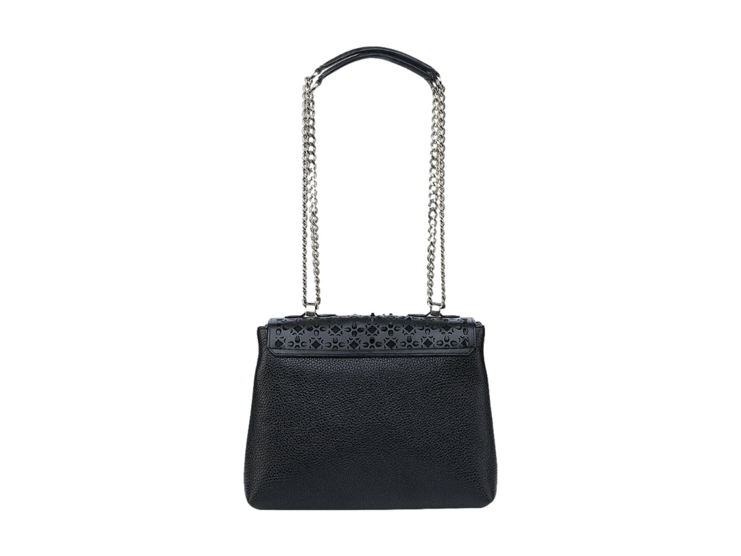 Bolso de cuero negro con correa de cadena plateada y detalles perforados en la solapa.