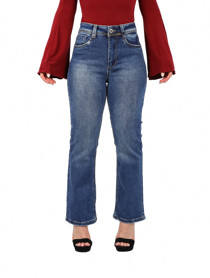 Pantalones jeans azules de corte acampanado con efecto stone wash.