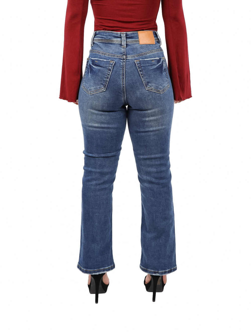 Pantalones jeans azules de corte acampanado con efecto stone wash.