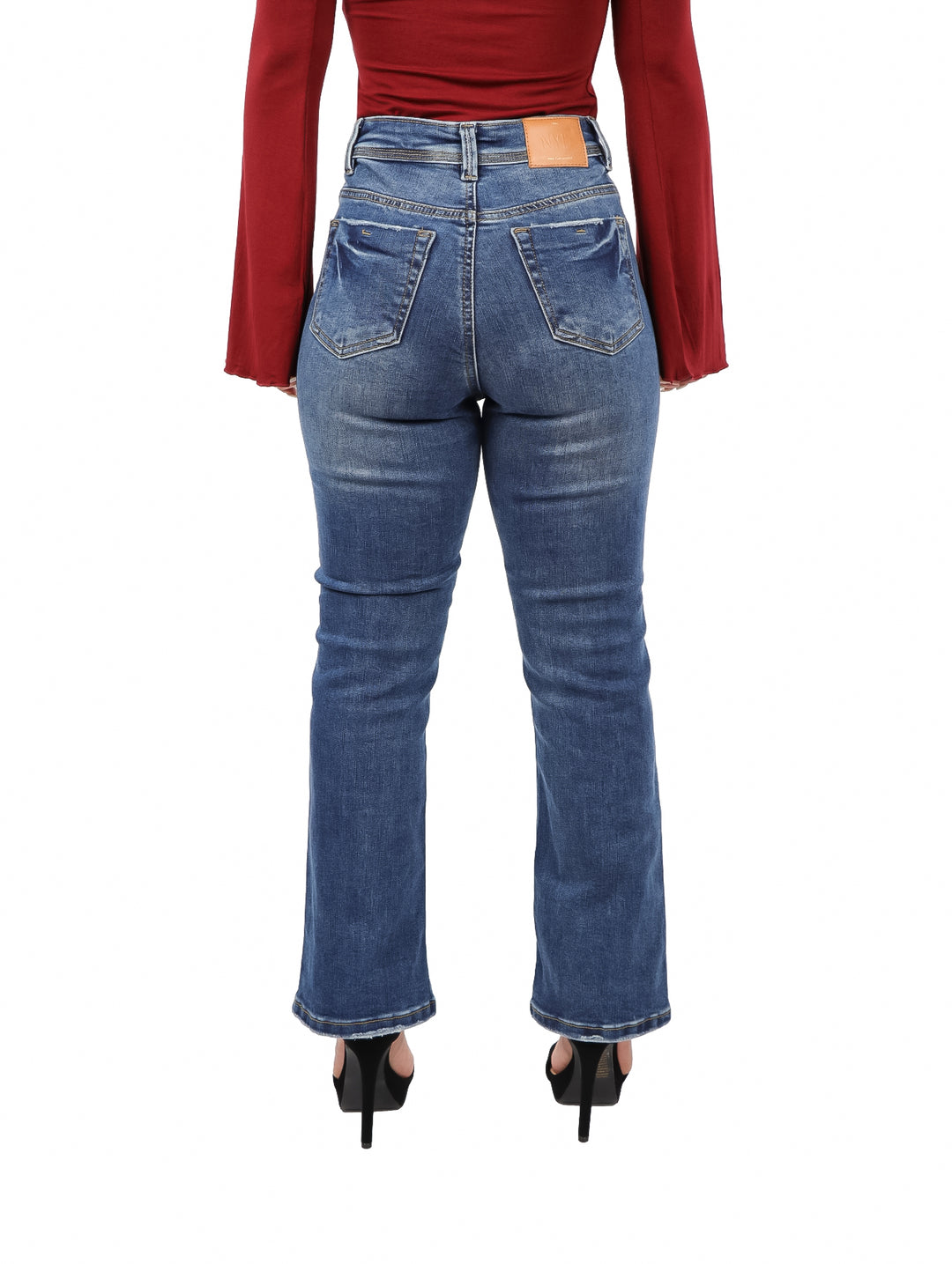 Pantalones jeans azules de corte acampanado con efecto stone wash.