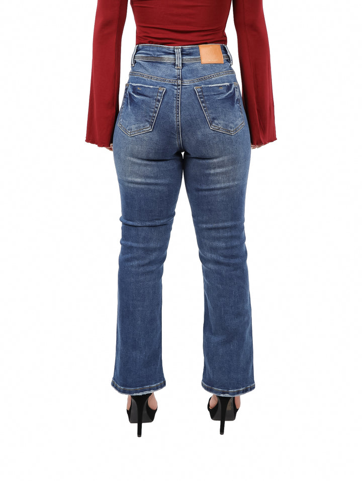 Pantalones jeans azules de corte acampanado con efecto stone wash.