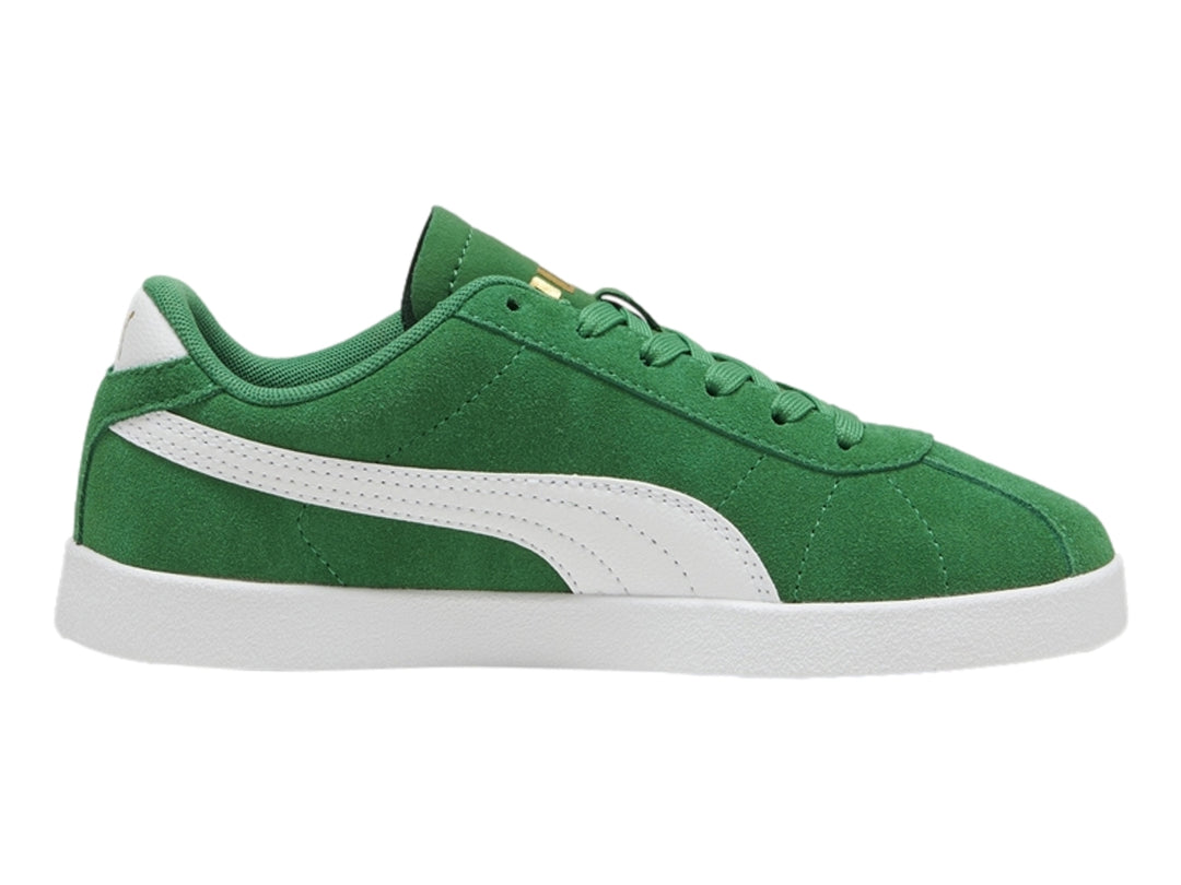Tenis PUMA Club II JR en color verde con franja lateral y suela blanca.
