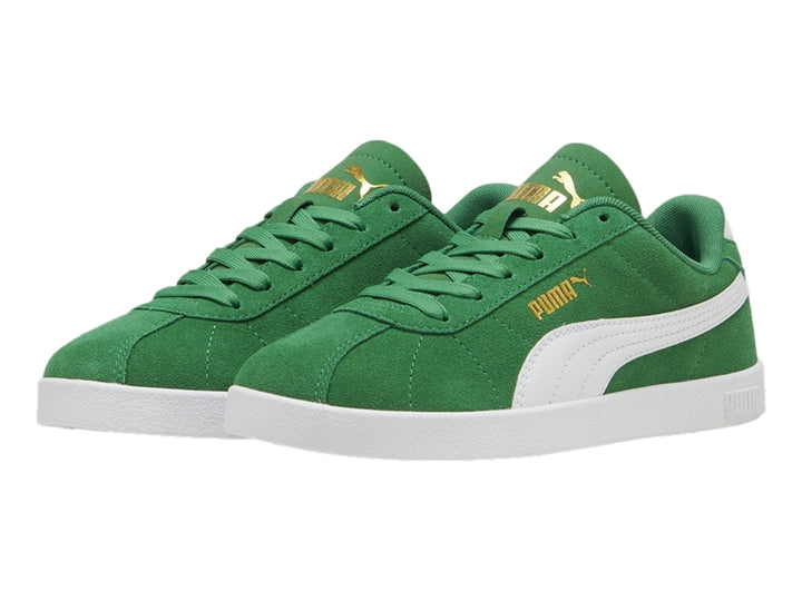 Tenis PUMA Club II JR en color verde con franja lateral y suela blanca.