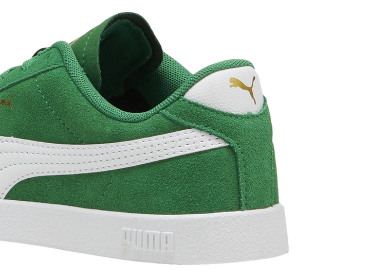 Tenis PUMA Club II JR en color verde con franja lateral y suela blanca.