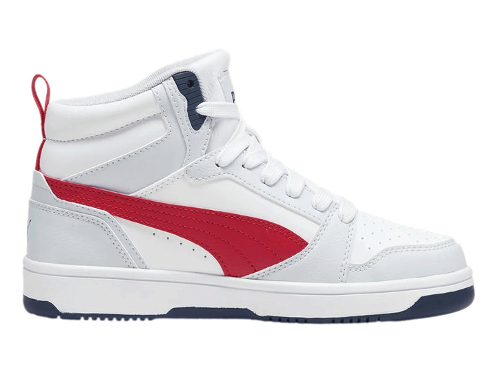 Tenis PUMA Rebound V6 Mid JR color blanco y plata con franja roja y detalles en azul marino.