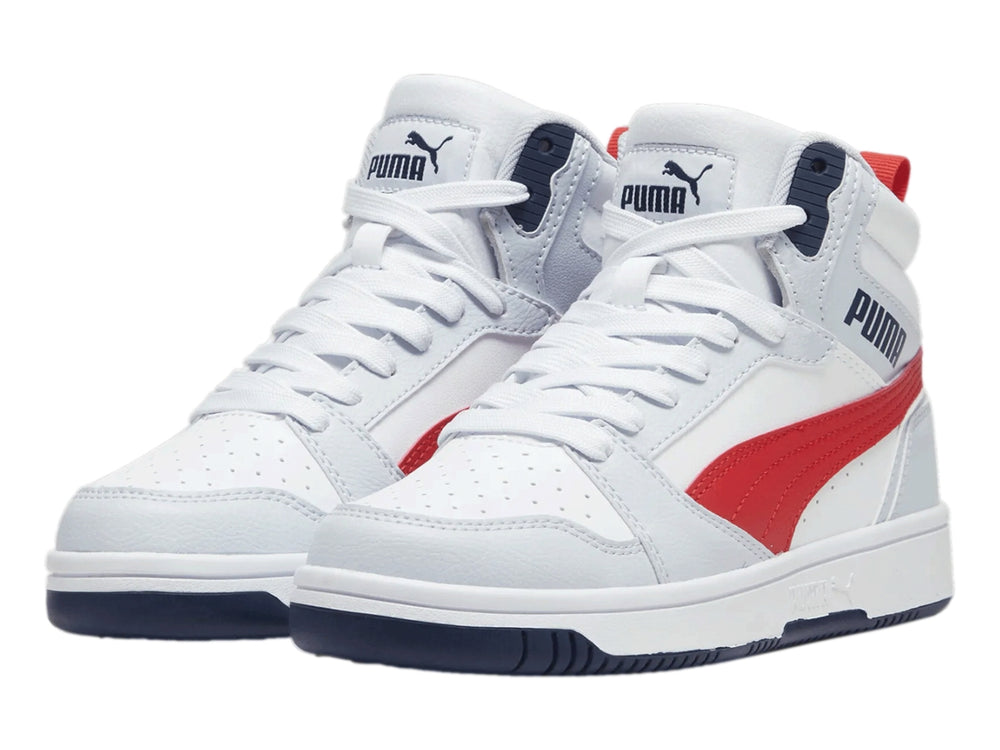 Tenis PUMA Rebound V6 Mid JR color blanco y plata con franja roja y detalles en azul marino.
