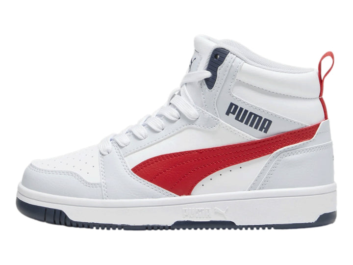 Tenis PUMA Rebound V6 Mid JR color blanco y plata con franja roja y detalles en azul marino.