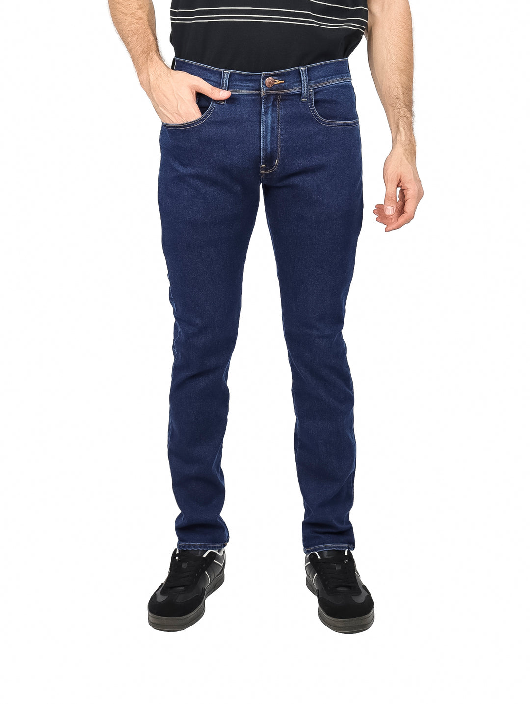 Hombre vistiendo un pantalón de mezclilla azul oscuro de corte ajustado y estilo casual.