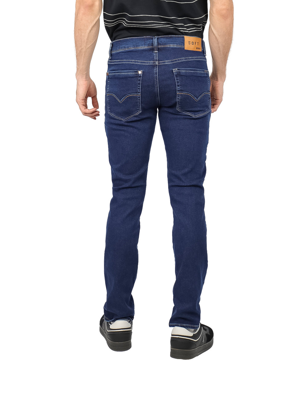 Hombre vistiendo un pantalón de mezclilla azul oscuro de corte ajustado y estilo casual.
