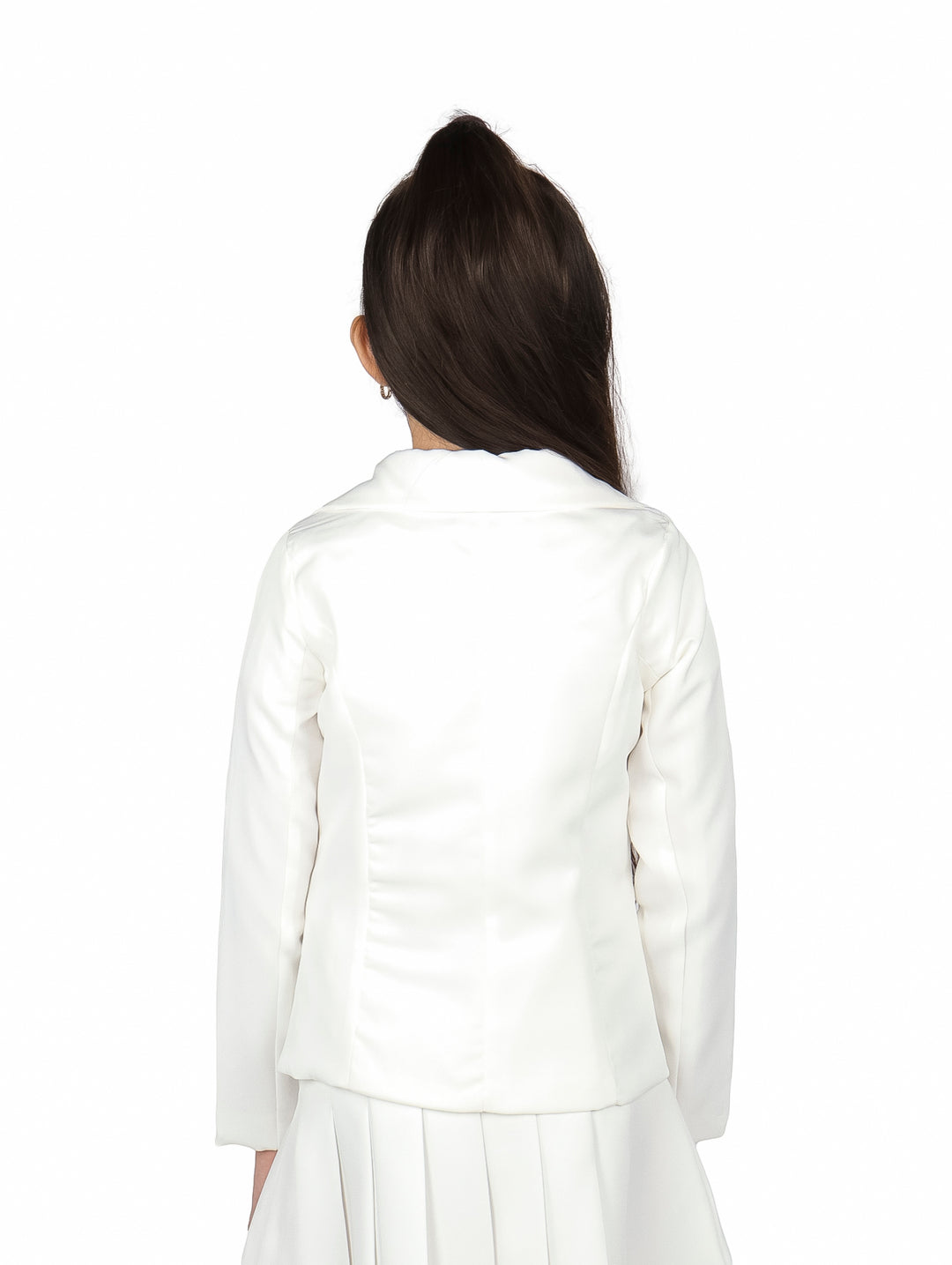 Conjunto de ropa para niña en color ivory, compuesto por una chaqueta con estampado de muñeca y falda plisada.