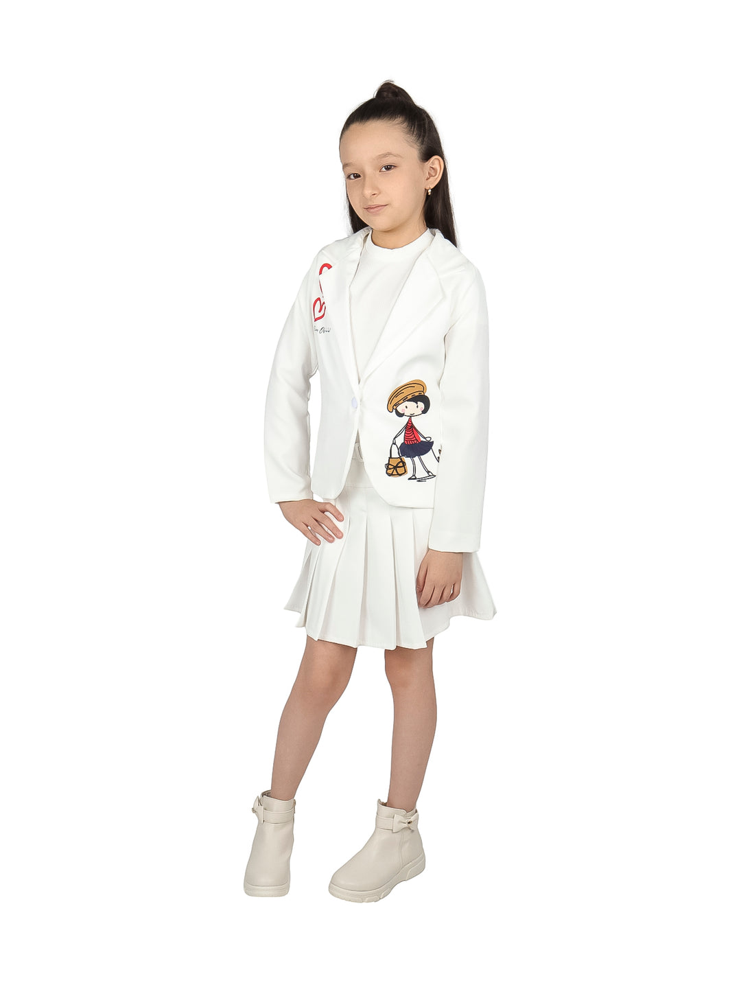 Conjunto de ropa para niña en color ivory, compuesto por una chaqueta con estampado de muñeca y falda plisada.