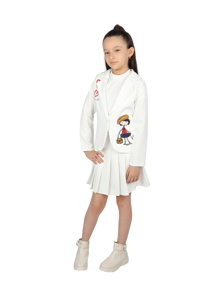 Conjunto de ropa para niña en color ivory, compuesto por una chaqueta con estampado de muñeca y falda plisada.