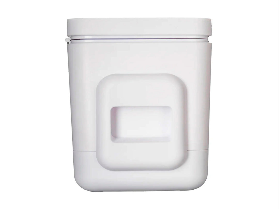 Mini refrigerador compacto de color blanco con diseño moderno y bordes redondeados de la marca TIMCO.