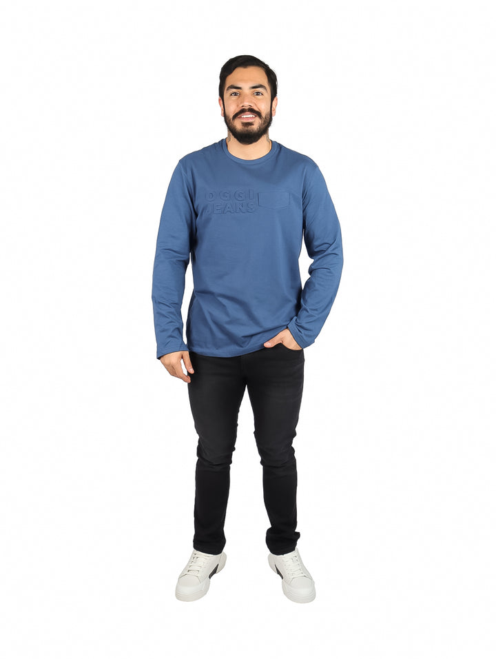 Hombre usando una playera de manga larga color petroleo con logotipo OGGI Jeans en el pecho.