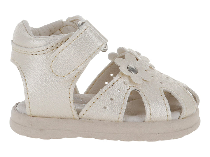 Sandalia para niña color crema con adorno de flor y correa de velcro.