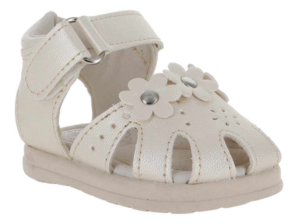Sandalia para niña color crema con adorno de flor y correa de velcro.