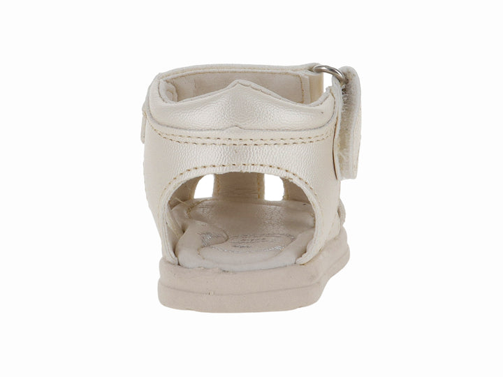 Sandalia para niña color crema con adorno de flor y correa de velcro.