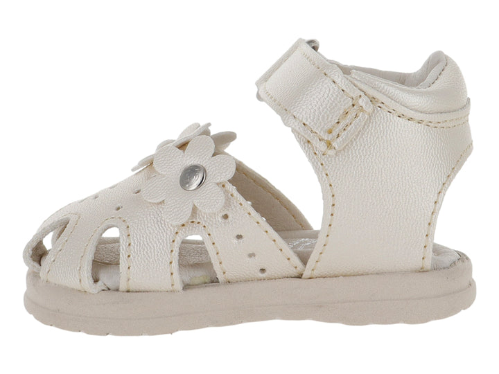 Sandalia para niña color crema con adorno de flor y correa de velcro.