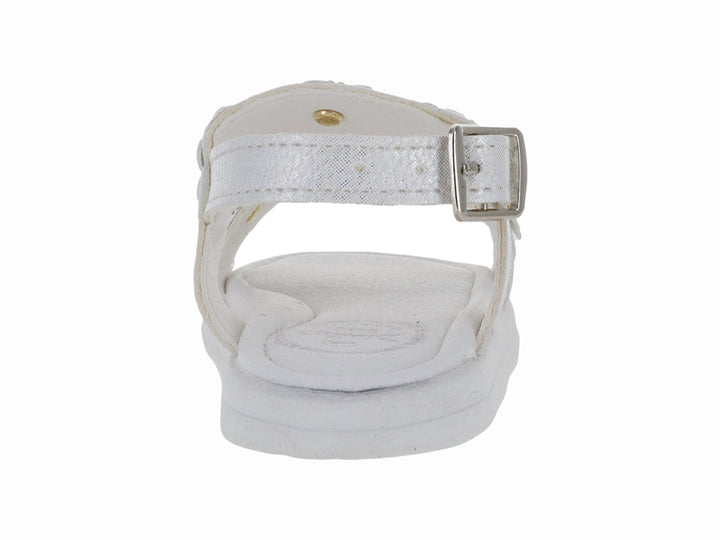 Sandalia blanca para niña con detalles de flores brillantes y hebilla plateada.