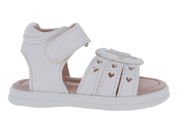 Sandalia blanca para niña con detalles de corazones calados y cierre de velcro.