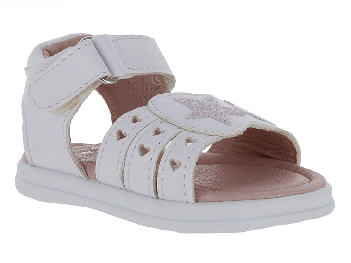 Sandalia blanca para niña con detalles de corazones calados y cierre de velcro.