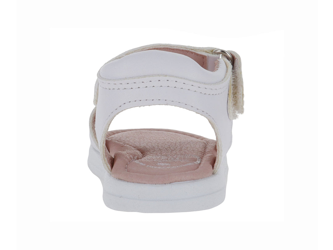 Sandalia blanca para niña con detalles de corazones calados y cierre de velcro.