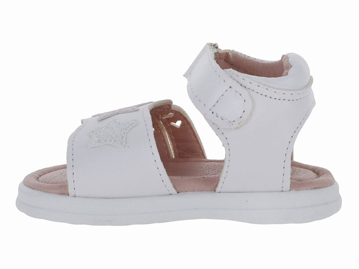 Sandalia blanca para niña con detalles de corazones calados y cierre de velcro.