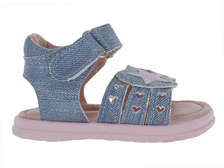 Sandalia infantil de mezclilla azul con suela rosa y detalle de estrella rosa.