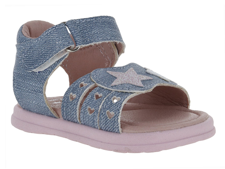 Sandalia infantil de mezclilla azul con suela rosa y detalle de estrella rosa.