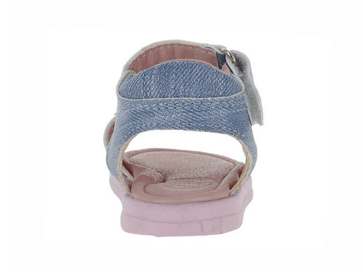Sandalia infantil de mezclilla azul con suela rosa y detalle de estrella rosa.