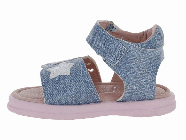 Sandalia infantil de mezclilla azul con suela rosa y detalle de estrella rosa.