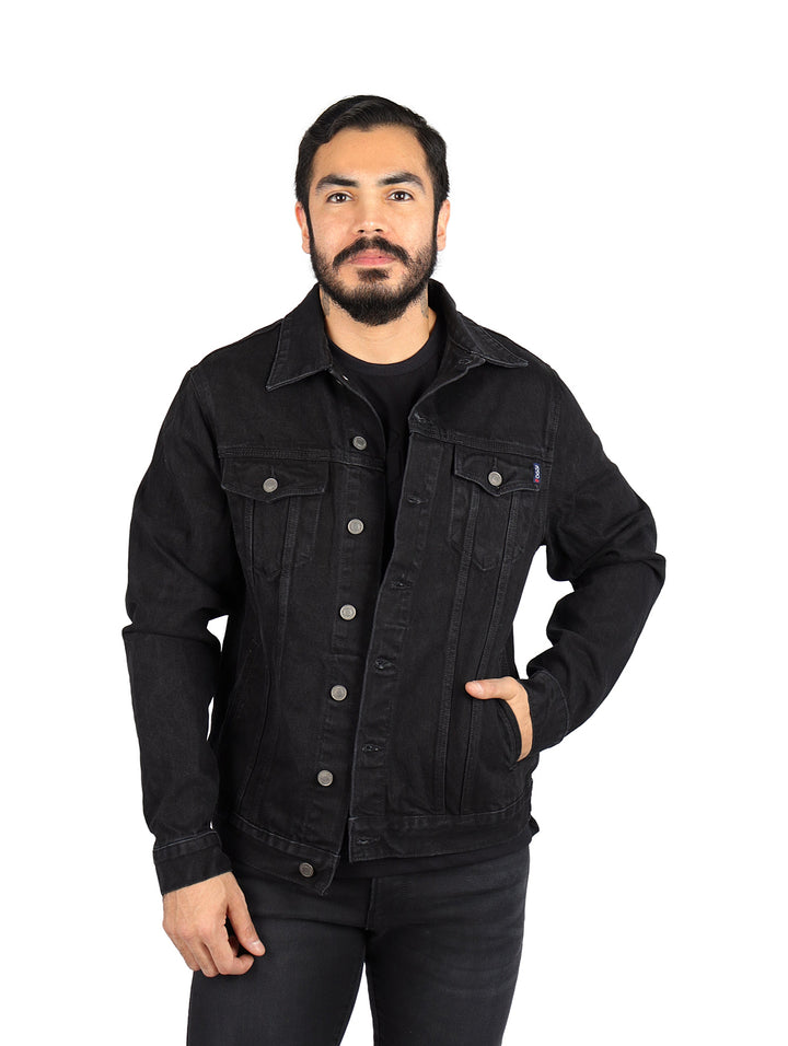 Hombre vistiendo una chamarra de gabardina color negro con botones frontales.