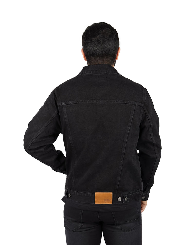 Hombre vistiendo una chamarra de gabardina color negro con botones frontales.