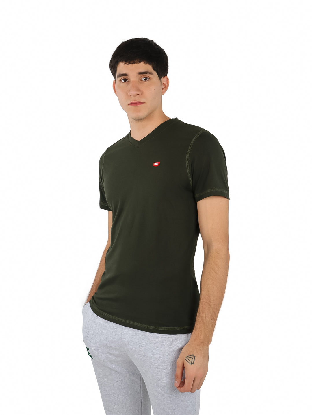 Hombre vistiendo playera de manga corta color verde militar de la marca OGGI.