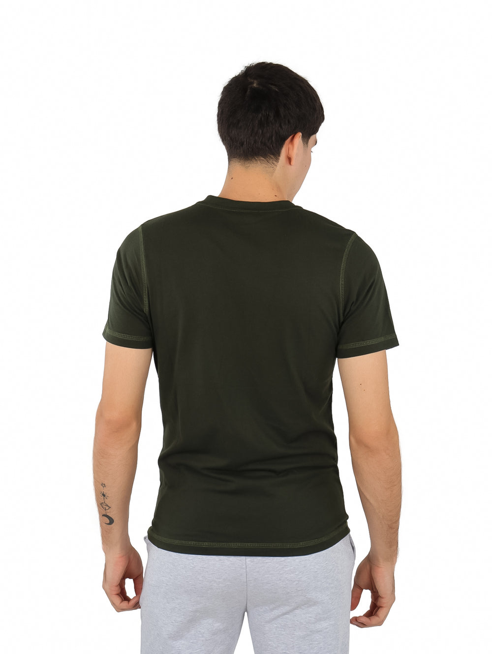 Hombre vistiendo playera de manga corta color verde militar de la marca OGGI.