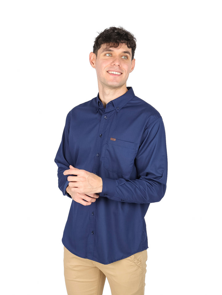 Hombre vistiendo una camisa LEE de manga larga en color azul marino y pantalones beige.