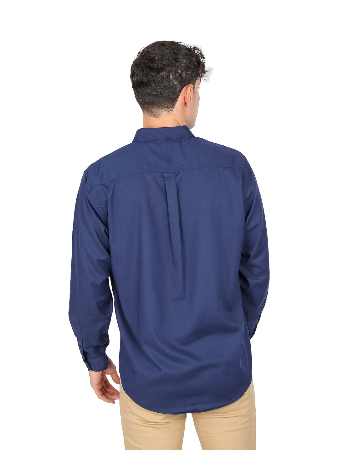 Hombre vistiendo una camisa LEE de manga larga en color azul marino y pantalones beige.