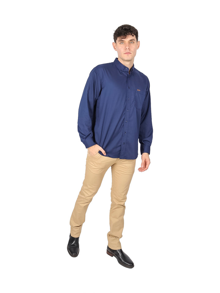 Hombre vistiendo una camisa LEE de manga larga en color azul marino y pantalones beige.