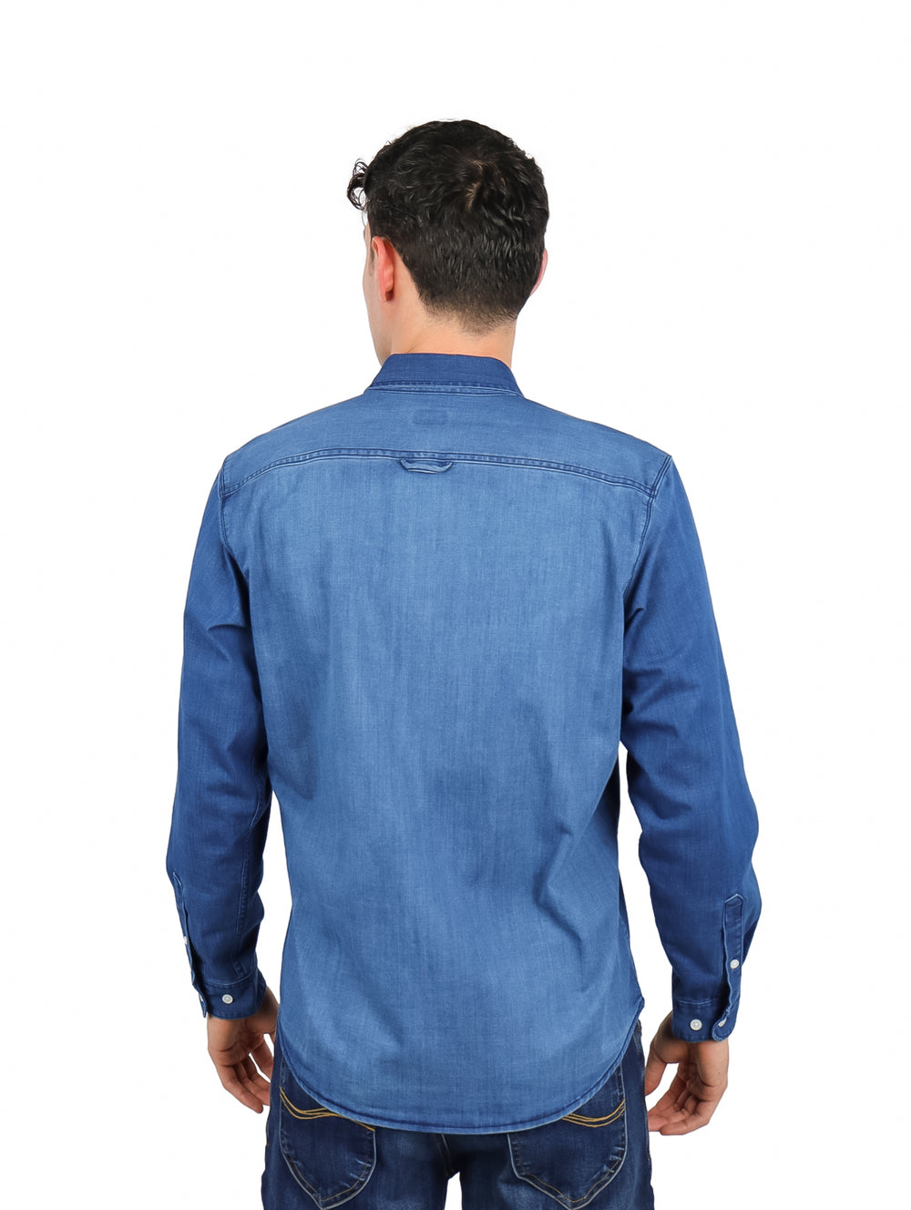 Hombre vistiendo una camisa de mezclilla azul de manga larga con corte slim fit.