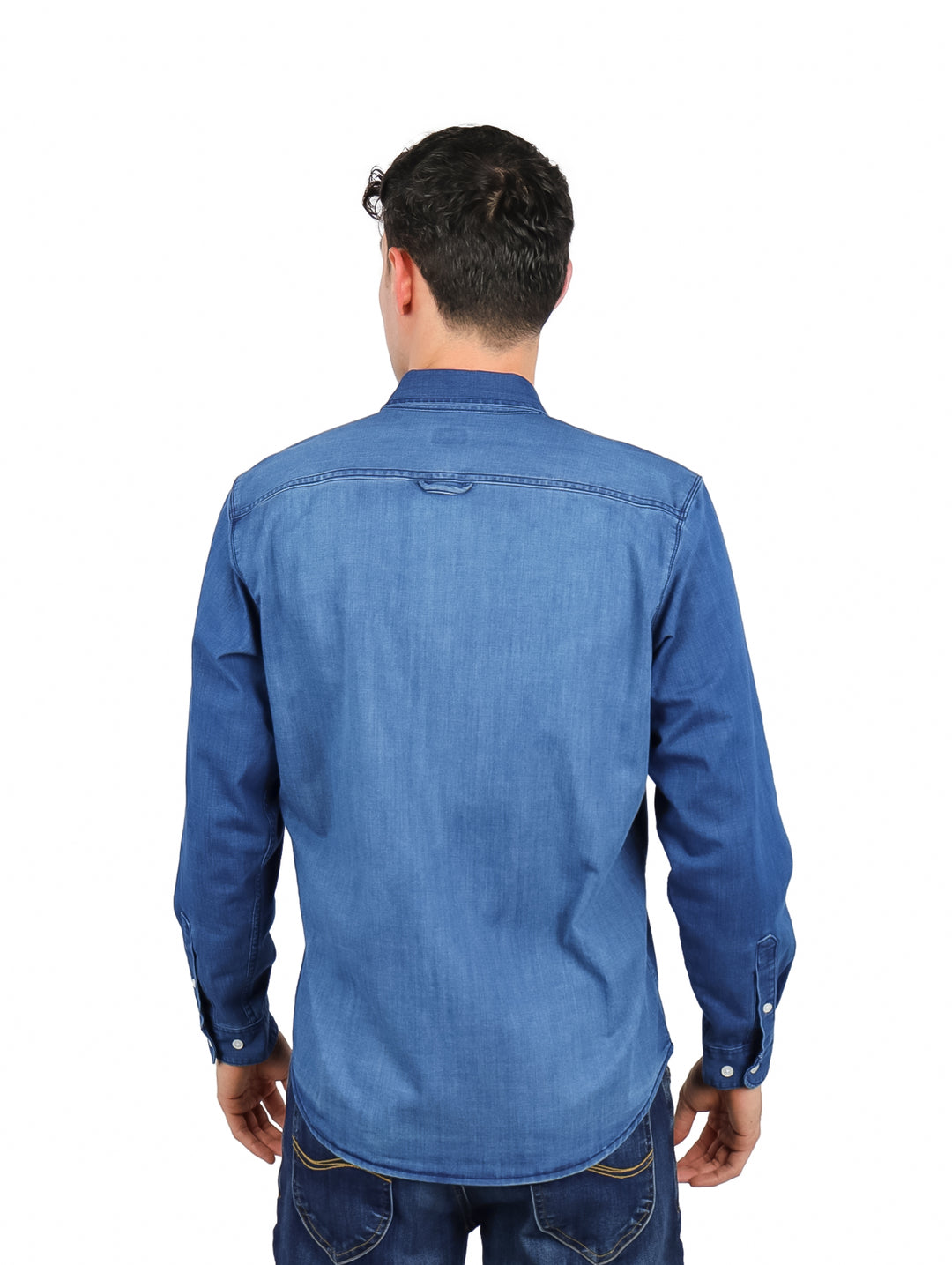 Hombre vistiendo una camisa de mezclilla azul de manga larga con corte slim fit.