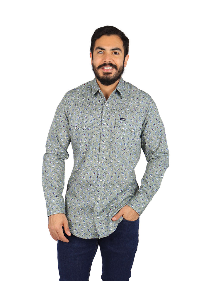 Hombre vistiendo camisa manga larga color verde con estampado pequeño de la marca Wrangler.